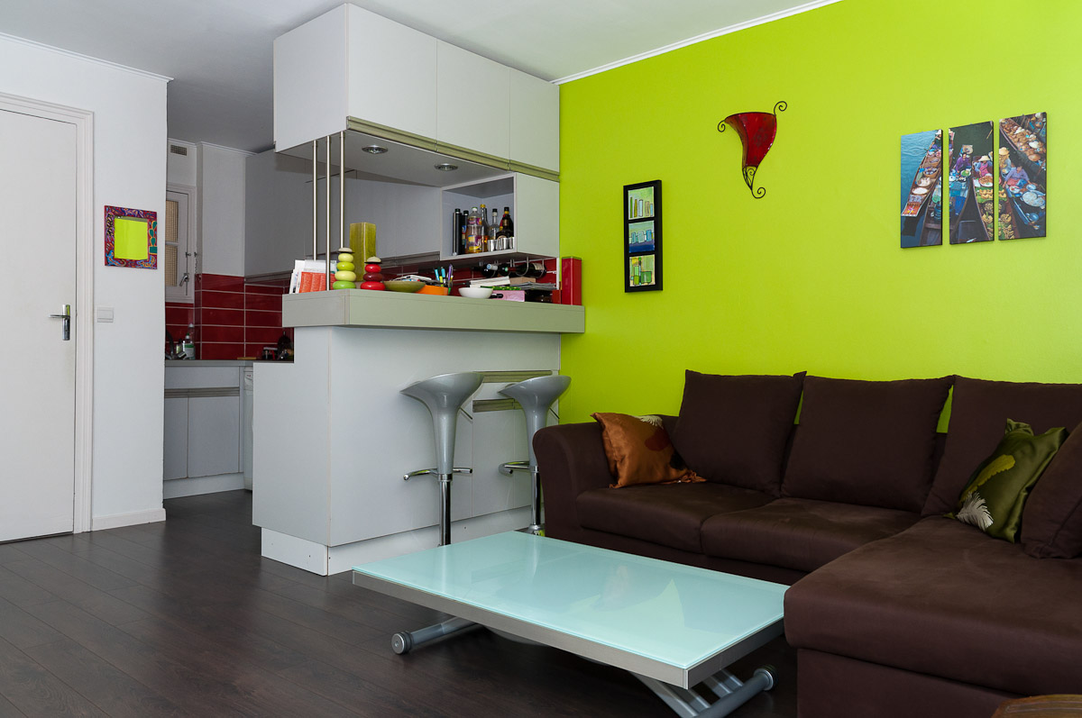 Le séjour, le bar et la cuisine américaine