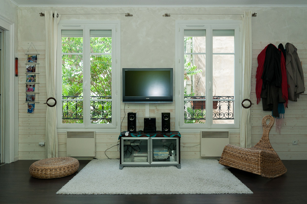 Le séjour et la vue sur cour